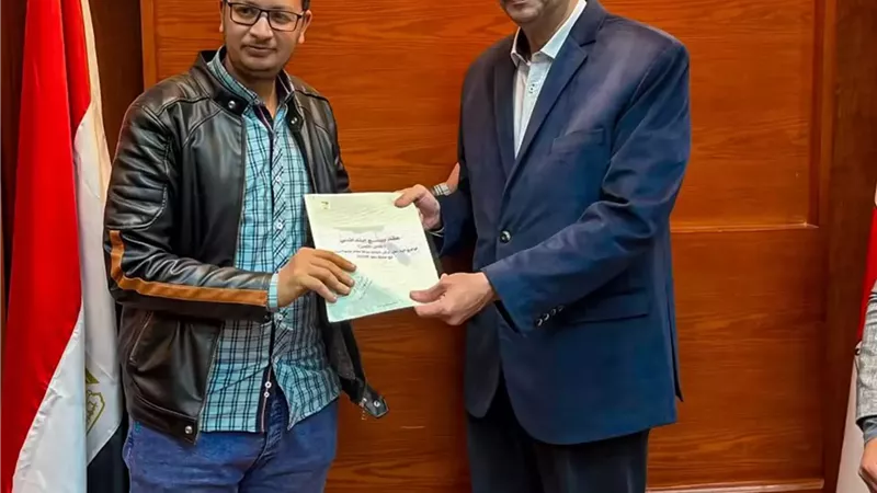 محافظ سوهاج يسلم 30 عقدا لتقنين أراضي أملاك الدولة للمواطنين