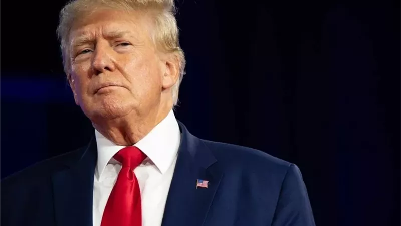 ترامب يهدد فرنسا برسوم 200% بعد رفض ماكرون الانضمام إلى 
