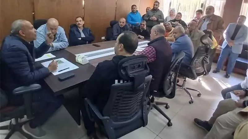 تفاصيل الإجتماع الشائك بين رئيس جهاز الشروق وأصحاب طلبات التقنين.. صور
