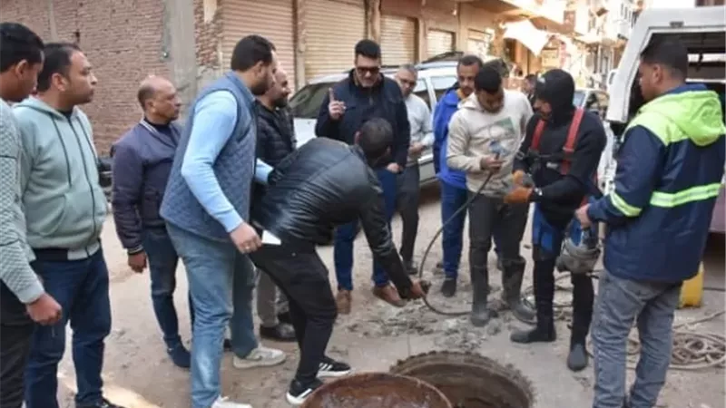 رئيس مياه القليوبية يتابع هبوطاً أرضياً بفرعتي صرف صحي بقرية القلج