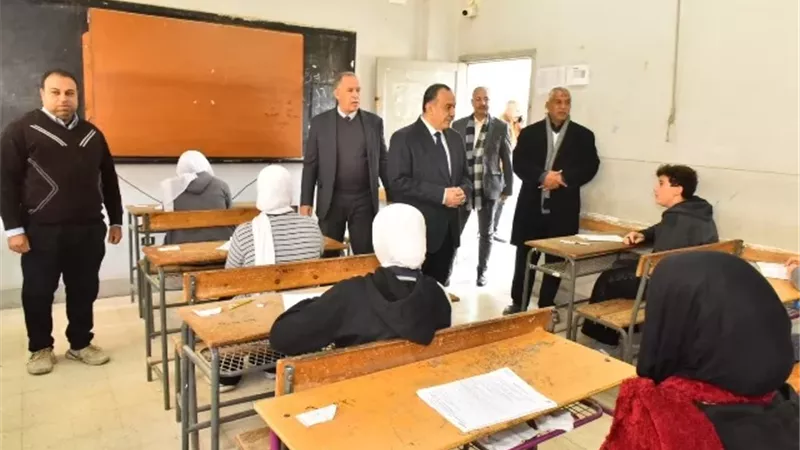 محافظ أسيوط يتابع امتحانات الشهادة الإعدادية ميدانيًا بالمدارس