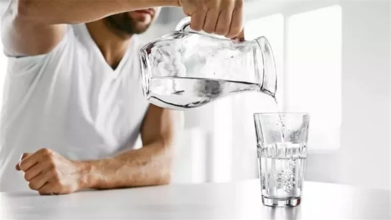أهمية شرب الماء عند الاستيقاظ