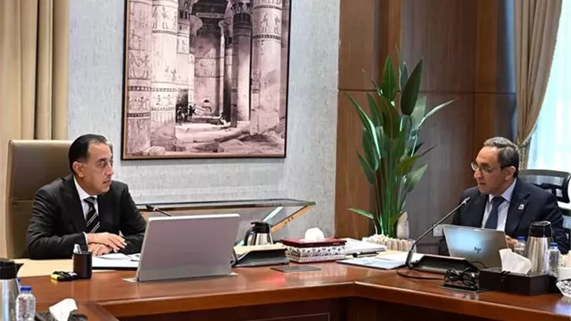 رئيس الوزراء يتابع مع محافظ قنا موقف المشروعات التنموية والخدمية