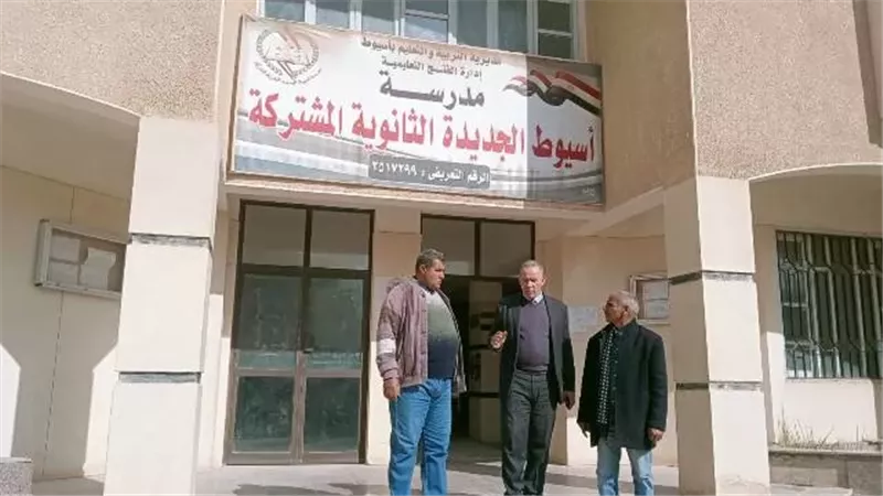 دسوقى يتابع امتحان الدراسات الاجتماعية بلجان مدينة اسيوط الجديدة