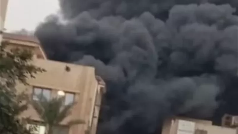 حريق هائل داخل مصنع بلاستيك بالمنطقة الصناعية في مدينة العبور