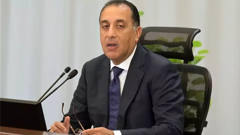 رئيس الوزراء يدعو رجال الأعمال لتوجيه الدعم والتمويل لمحورى الصحة والتعليم