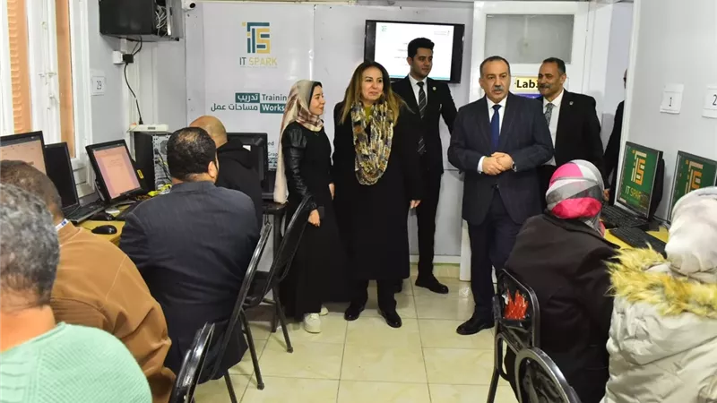 محافظ أسيوط ونائب وزير الاتصالات يتفقدان مركزًا تدريبيًا بحي غرب