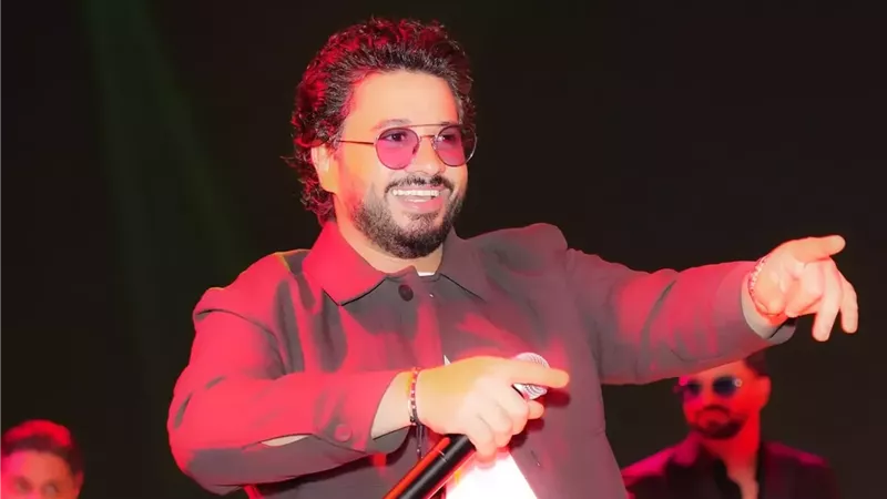 مصطفى حجاج يشعل حفل كامل العدد على شاطئ جدة السعودية