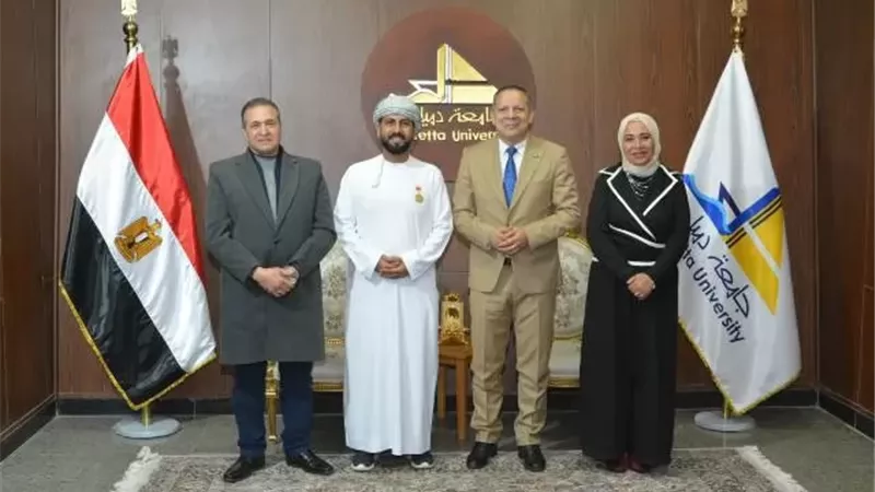 رئيس جامعة دمياط يكرم باحثا عُمانيا لحصوله على الدكتوراة