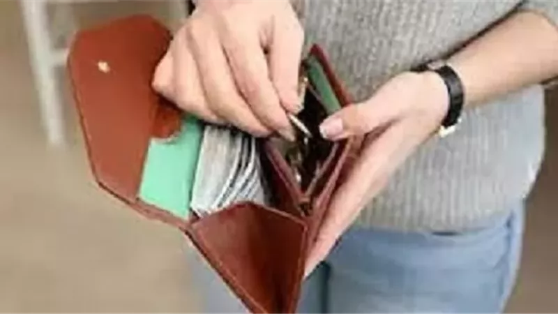 أمين الفتوى يحسم الجدل حول راتب الزوجة ومشاركتها فى مصروف البيت