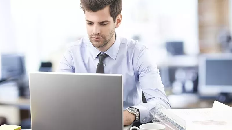 حكم استغلال الموظف إيميلات العملاء وأرقامهم الخاصة