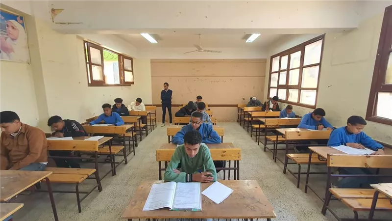 سعادة غامرة بأسئلة امتحانات الجبر والإحصاء والكمبيوتر بإعدادية الأقصر