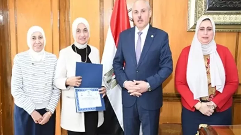 رئيس جامعةالقناة يكرّم الفائزين بجائزة الأداء المتميز لشهر ديسمبر