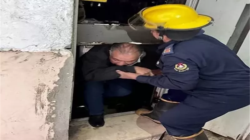 أمن الفيوم ينقذ شخصا عقب إحتجازه داخل مصعد أحد العقارات