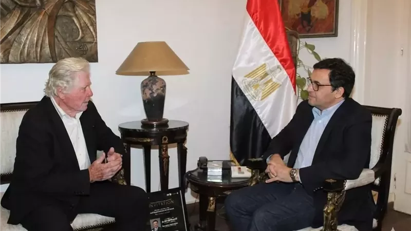وزير الثقافة يستقبل حسين فهمي وفريق مهرجان القاهرة