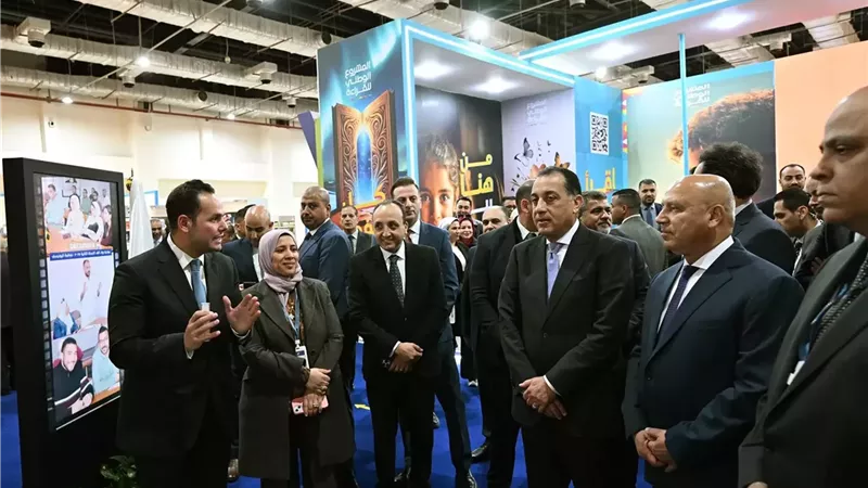 مدبولي يتفقد جناح مركز معلومات مجلس الوزراء بمعرض الكتاب