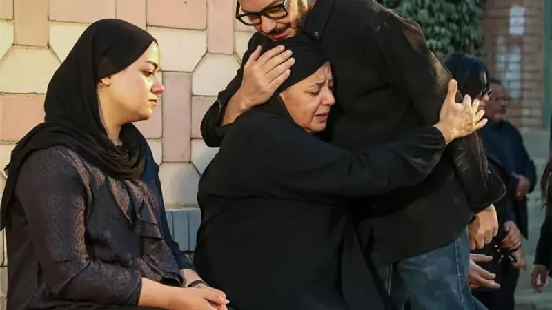 بكلمات مؤثرة ..أحمد زاهر يودع زوجته ونجله في 
