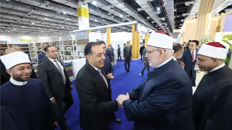 رئيس الوزراء يتفقد جناح الأزهر ويشيد برسالته العلمية والتنويرية