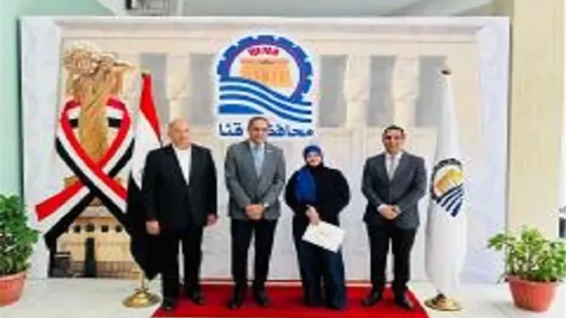 محافظ قنا يكرم مسؤولي منظومة الشكاوي بالمديريات والإدارات