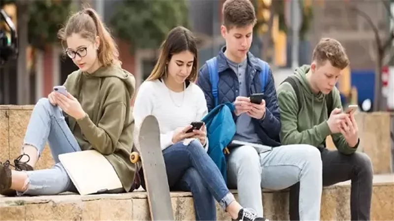 دراسة: الاستخدام المعتدل لوسائل التواصل يحمي المراهقين من المشكلات النفسية