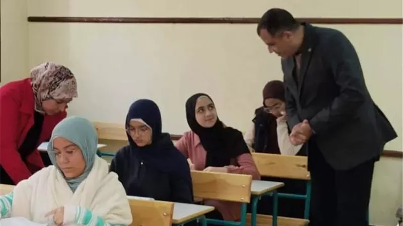 مدير تعليم دمياط يتفقد لجان إمتحانات الشهادة الإعدادية