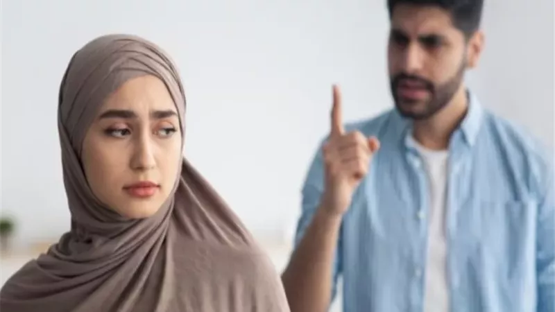 استنادا للشرع: للزوجة الحق في عدم طاعة الزوج في كشف زينتها