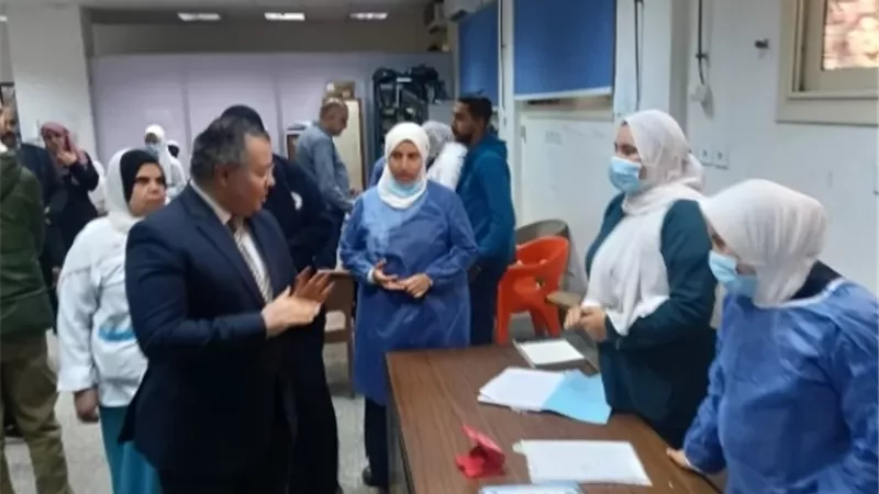 مدير مستشفيات جامعة بنها يجري جولة تفقدية لمتابعة سير العمل