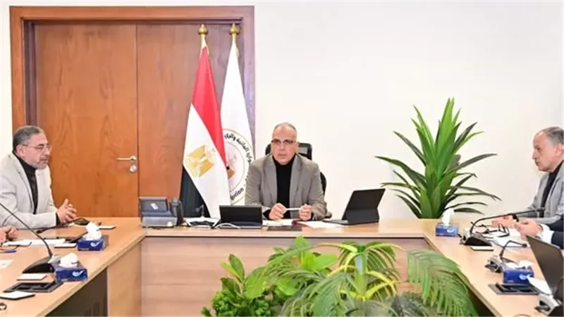 وزير الري يتابع جهود 