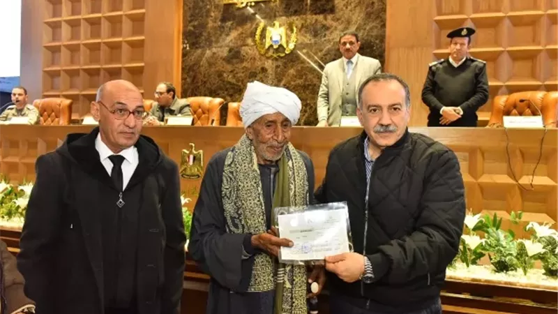 أبو النصر يكرم مسنًا تحدى الأمية في التسعين ليصبح أيقونة للإرادة