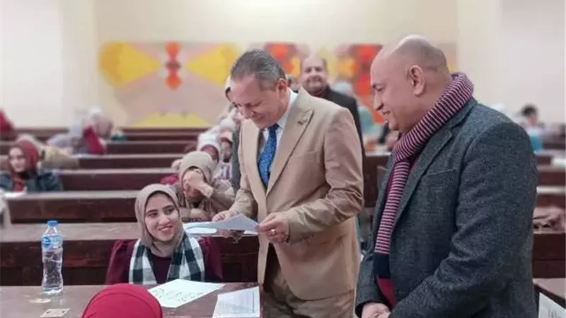 رئيس جامعة دمياط يتفقد إمتحانات التيرم الأول