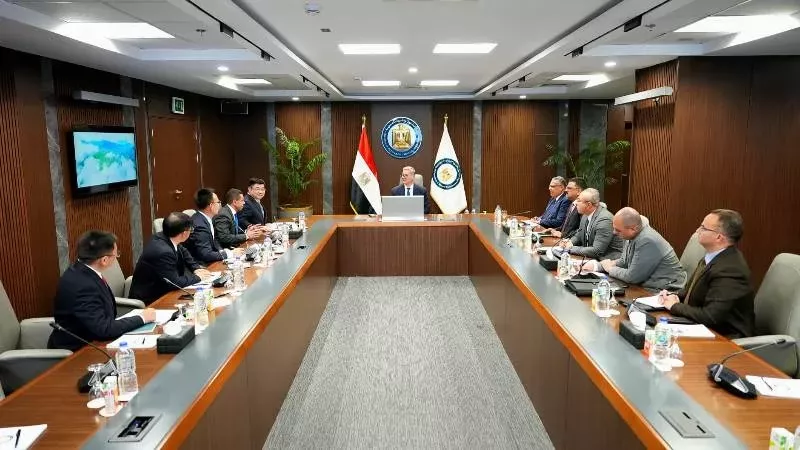 وزير البترول يبحث مع 