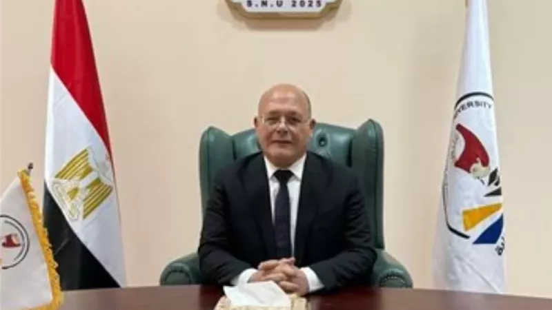 رئيس جامعة سوهاج وطلابه يشهدون الندوات الثقافية بمعرض الكتاب