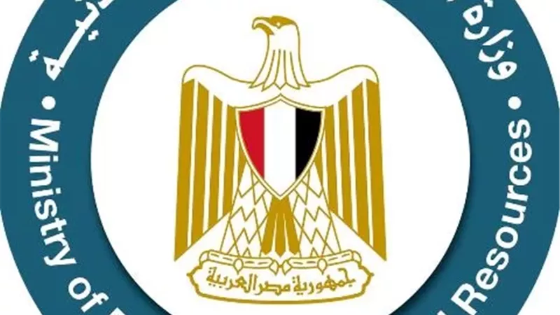 وزارة البترول تتابع حادث تصادم طريق حقول الصحراء الغربية