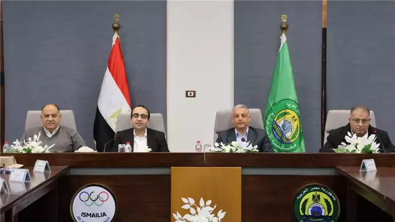 محافظ الإسماعيلية يستعرض أعمال اللجنة العليا للمشروعات