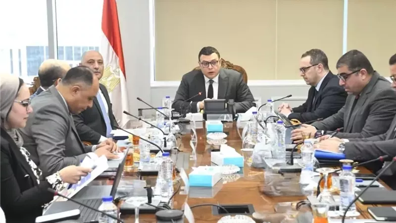 وزير الإسكان يبحث مع المركز الوطني ملفات أراضي الدولة