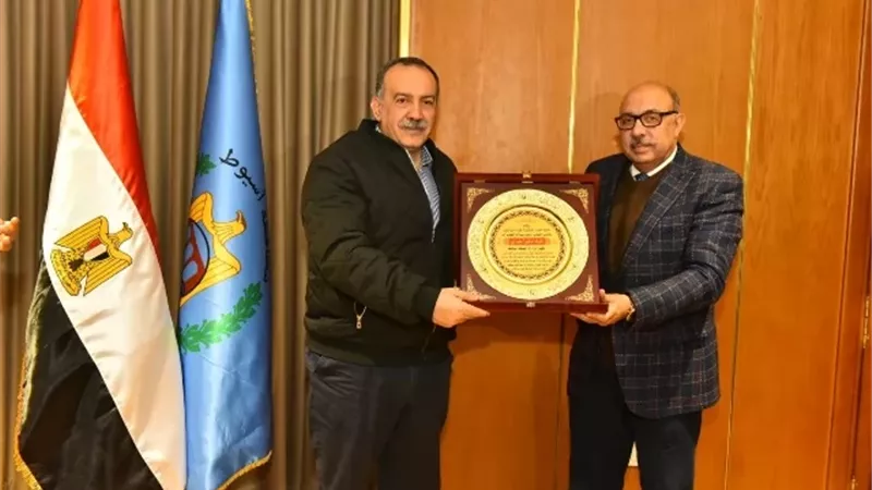 محافظ أسيوط يكرم وكيل وزارة الصحة السابق