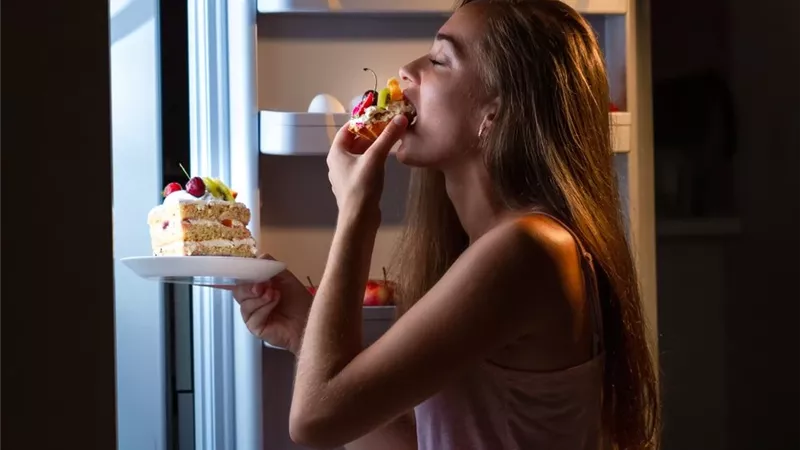 كيفية السيطرة على الرغبة الشديدة في تناول الطعام ليلًا؟