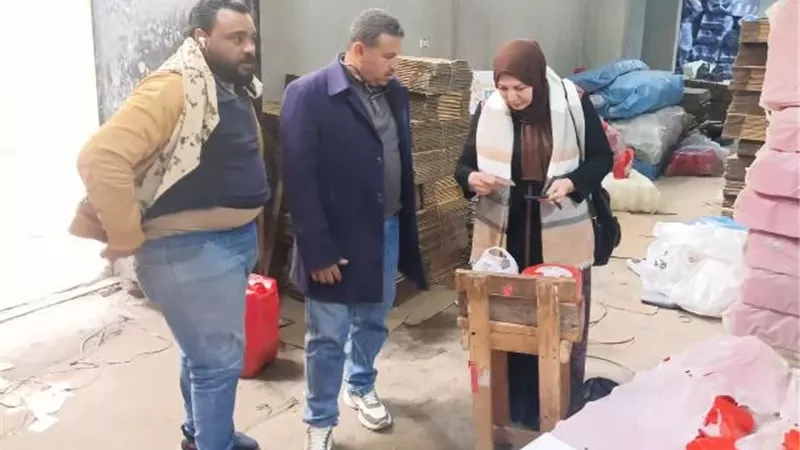 جهاز حدائق العاشر يغلق أخطر مصنع ينتج الزيوت العالمية للسيارات.. صور