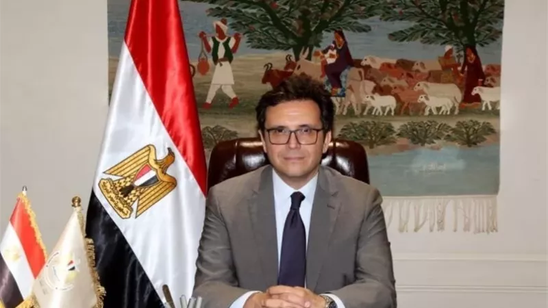 وزير الثقافة يعتمد أسماء الفائزين بجوائز معرض الكتاب