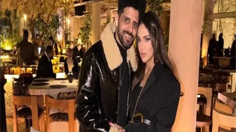 إسراء عبد الفتاح بإطلالة أنيقة برفقة زوجها حمدي الميرغني