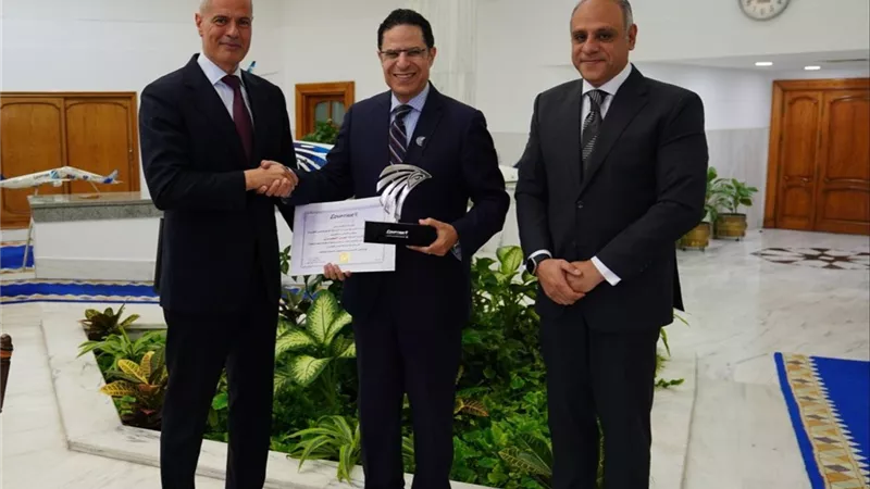 رئيس مصر للطيران .. يكرم السميري تقديرا لمسيرته المهنية