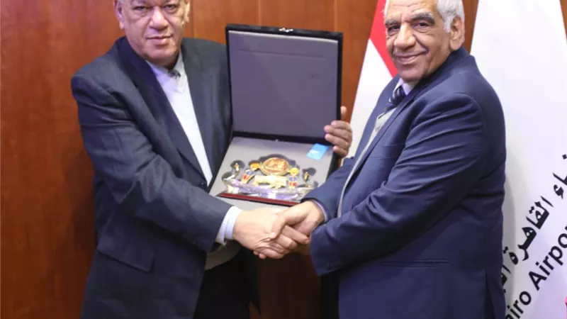 مطار القاهرة يجدد شهادات 