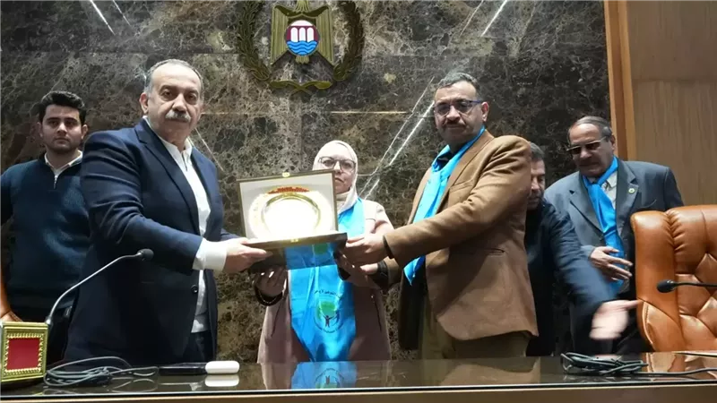 محافظ أسيوط يشارك الأيتام فرحتهم ويوزع الهدايا والبطاطين الشتوية