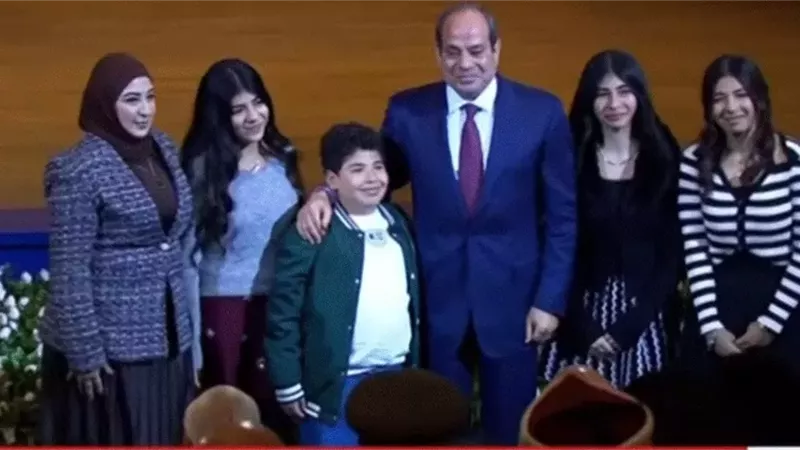 الرئيس السيسي يلتقط صورة تذكارية مع أبناء الشهيد العقيد رامي هلال