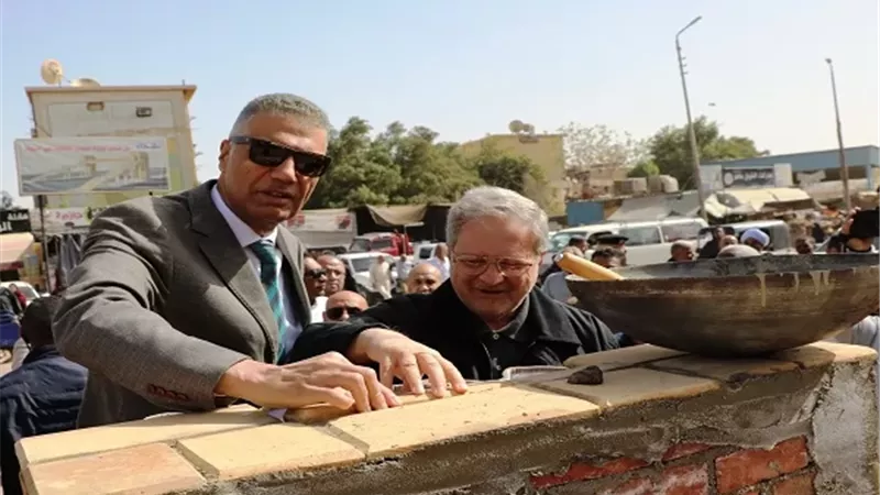 محافظ أسوان يضع حجر الأساس لكوبرى السيل للمشاة