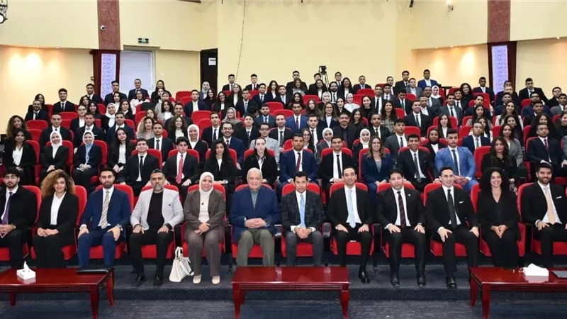 وزير الشباب يشهد محاضرة إبراهيم محلب ببرنامج الدبلوماسية