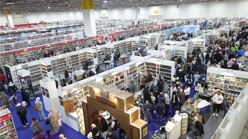 نصف مليون قارئ يرفعون شعار «لا للتوقف» في معرض الكتاب