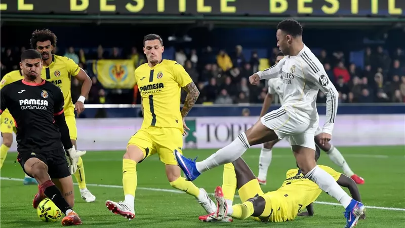 ريال مدريد يهزم فياريال بثنائية مبابي ويتصدر الدوري الإسباني