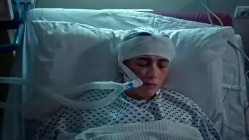 ياسمين عبد العزيزتتعرض لحادث وكريم فهمى يساعدها فى 