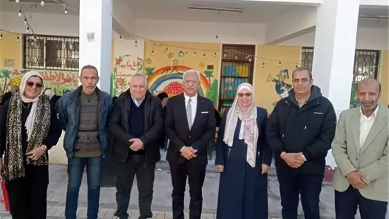 مدير تعليم الإسماعيلية يتفقد تصحيح الشهادة الإعدادية ..صور